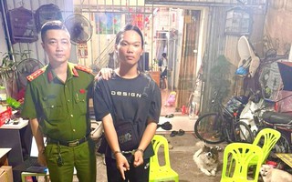 Cất giấu 20 kg bạc dưới đế giày vận chuyển qua biên giới