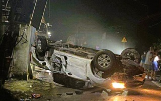 Ô tô tông gãy cột điện, làm thương vong 2 vợ chồng giáo viên