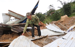 Cận cảnh vụ sạt lở núi kinh hoàng, cuốn phăng 6 ngôi nhà ở xã vùng cao Đà Nẵng