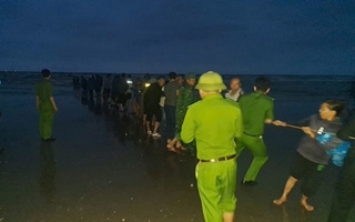 Thuyền bị sóng đánh chìm, con trai bơi được vào bờ, người cha mất tích