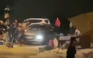 Xôn xao clip hàng chục người bao vây đập phá xe ô tô, tài xế tông xe “điên loạn”