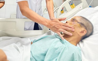 Bước hụt xuống hố thang máy, người đàn ông thoát chết hi hữu