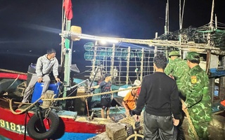 Một tàu cá kịp cứu 7 người trên biển 
