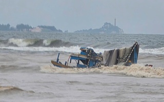 Biển động, hàng loạt tàu cá tại Lâm Đồng bị sóng đánh chìm
