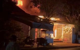 CLIP: Cháy nhà lúc rạng sáng, 2 mẹ con thương vong