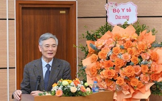 Một giáo sư y khoa tặng 10 máy nội soi hiện đại cho bệnh viện cơ sở