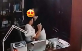 Diễn biến mới vụ người đàn ông "thân mật" với nhiều phụ nữ ở trường THPT