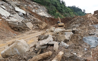 Sạt lở hàng trăm nghìn mét khối đất đá, Quốc lộ 14E ở Đà Nẵng bị chia cắt