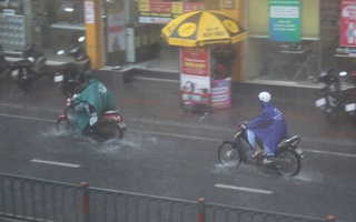Đầu giờ chiều, TPHCM mưa dông xối xả