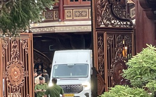 Hình ảnh cảnh sát khám xét và nhiều người đến “nghe ngóng” tại biệt phủ của bà chủ Mailisa 