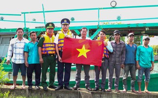 Tặng cờ Tổ quốc và tuyên truyền phòng chống IUU cho ngư dân Cà Mau