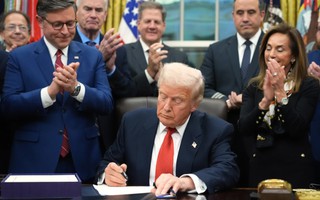 Nóng: Tổng thống Donald Trump ký luật ngân sách, chính phủ Mỹ mở cửa lại