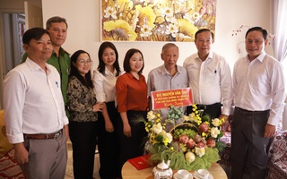 Lãnh đạo UBND TP HCM thăm nhạc sĩ Trần Long Ẩn