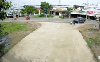 Hai cụ bà bị ô tô tông khi ngồi trò chuyện bên đường, 1 người tử vong