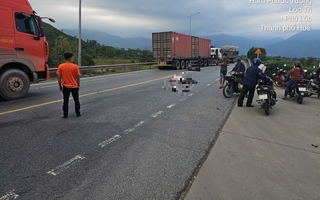 Hai người đi xe máy chết tại chỗ sau va chạm với ô tô tải trên Quốc lộ 1
