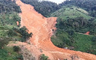 Toàn cảnh từ flycam vụ sạt lở kinh hoàng nghi vùi lấp 3 người ở Đà Nẵng