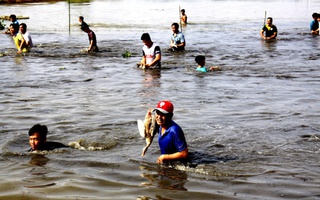 CLIP: Độc đáo cuộc thi bắt vịt đồng mùa nước nổi ở An Giang