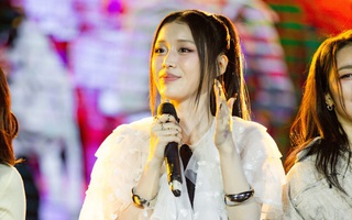 Cô gái Hàn Quốc Han Sara bật khóc