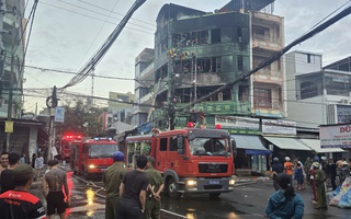 CLIP: Cháy lớn sát chợ Đầm Nha Trang