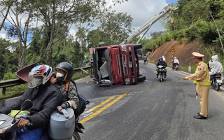 Xe đầu kéo lật trên đèo Măng Đen, Quốc lộ 24 ách tắc