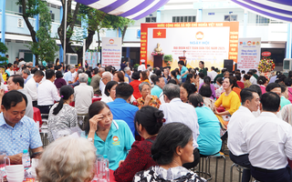 Lãnh đạo và người dân phường Diên Hồng quây quần bên 50 mâm cơm, ấm áp như gia đình