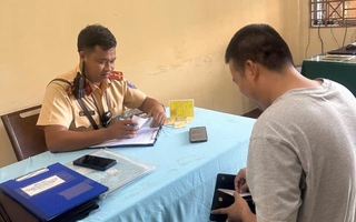 Tài xế xe ô tô leo vỉa hè ở TP HCM