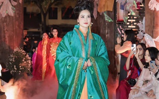 Vẻ đẹp chuẩn mực của áo dài trên phố cổ Hà Nội