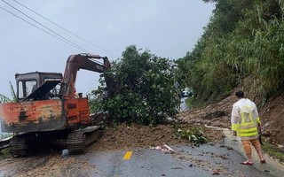 Sạt lở trên đèo Vi Ô Lắc khiến ô tô ùn tắc kéo dài