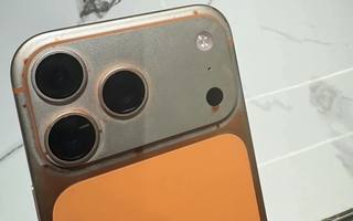Xôn xao vụ iPhone 17 Pro Max màu cam vũ trụ bị tróc sơn do "lau bằng khăn ướt"