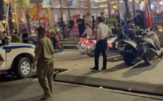 TPHCM: Hỗn chiến từ quán nhậu ra ngoài đường do "mời bia"