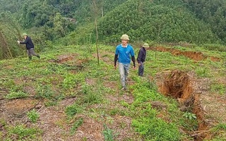 Hà Tĩnh: Sơ tán dân, cấm đường sau khi xuất hiện vết nứt kéo dài trên núi