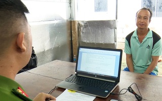 CLIP: Bắt tạm giam đối tượng dụ cho tiền rồi hiếp dâm 2 bé gái cùng xóm