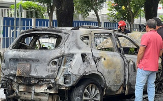 Hiện trường vụ cháy rụi ô tô ở khu Thảo Điền, TPHCM