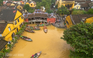 Phố cổ Hội An lại ngập, người dân tất bật dọn lũ