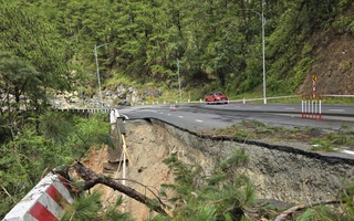 Sạt lở, đóng nhiều đèo, khách kẹt lại Đà Lạt về đường nào?