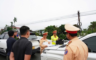 Ô tô "chiếm" cầu để tránh lũ sẽ bị xử lý như thế nào?