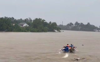 Ba người đàn ông gặp nạn khi ghe bị lật giữa dòng nước lũ