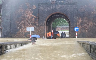 Vì sao miền Trung lại mưa lớn, có vượt kỷ lục của đợt mưa hồi cuối tháng 10?