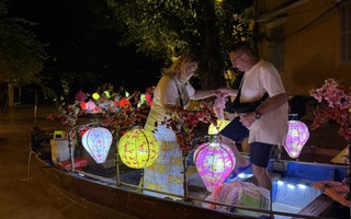 Hình ảnh khách Tây đua nhau đi thuyền "ngắm nước lụt" ở phố cổ Hội An