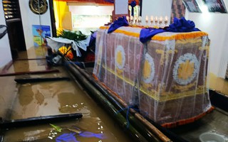 Huế: Chợ ngập tới nóc, quan tài phải khiêng lên ghe do lũ lụt