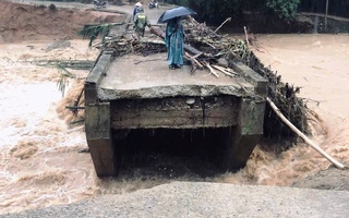 Quảng Ngãi: Nước lũ cuốn gãy đôi cầu, hàng trăm hộ dân bị cô lập