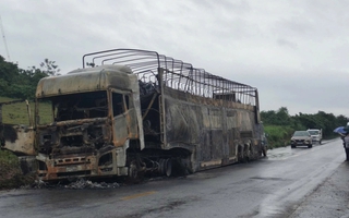 Ngọn lửa thiêu rụi 128 xe máy trên xe đầu kéo ở Quảng Trị