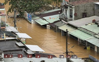 Chưa thể tiếp tục tìm 3 người mất tích, người dân ở Đà Nẵng chạy lũ "tập 5"