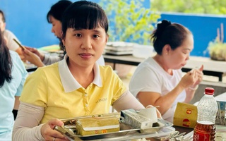 Tiền ăn giữa ca: Tính thuế và đóng BHXH thế nào cho đúng?