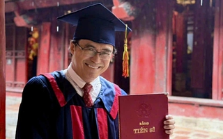 Đạo diễn Hữu Luân hạnh phúc đón nhận bằng tiến sĩ quản lý văn hóa