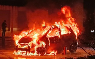 VIDEO: Chiếc xe 4 chỗ bốc cháy dữ dội vào đúng giờ tan tầm