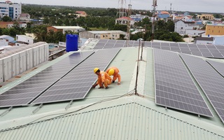 Vì sao lắp điện mặt trời mái nhà tự dùng có thể bị phạt tới 20 triệu đồng nếu không thông báo?