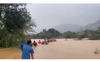 CLIP: Căng dây thừng qua sông sơ tán hàng trăm người dân khỏi vùng nguy hiểm