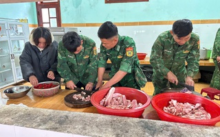 Ấm áp bữa cơm bộ đội và giáo viên nấu cho người dân vùng sạt lở Hùng Sơn