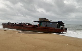 Chuẩn bị phương án cứu hộ tàu hàng chở 2.000 lít dầu mắc cạn ở Quảng Ngãi